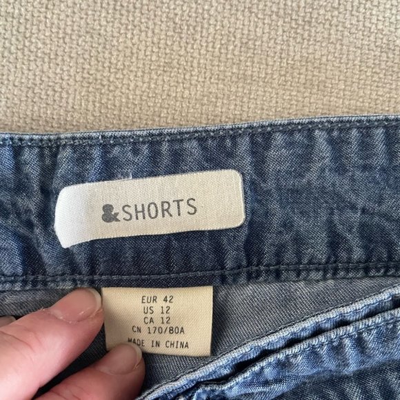 H&M lightweight jean shorts. - Picture 2 of 4